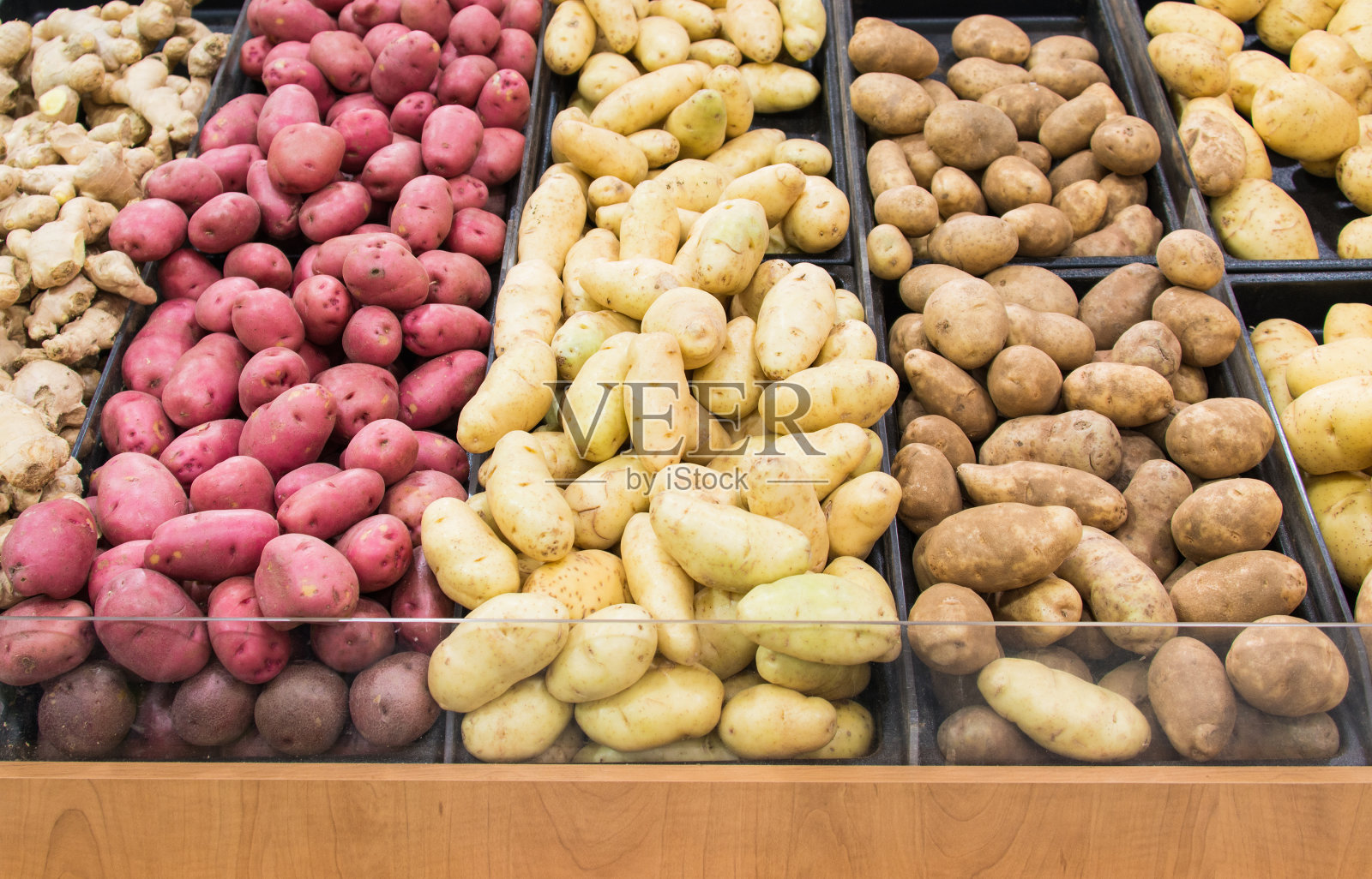 杂货店里有不同颜色和品种的土豆照片摄影图片