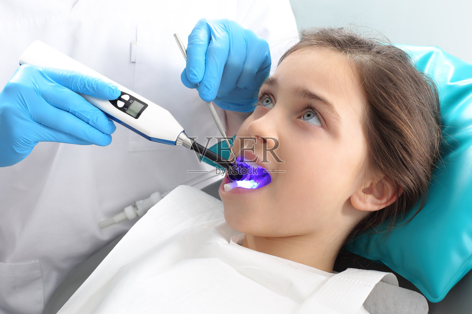 密封光固化，孩子在牙科诊所照片摄影图片