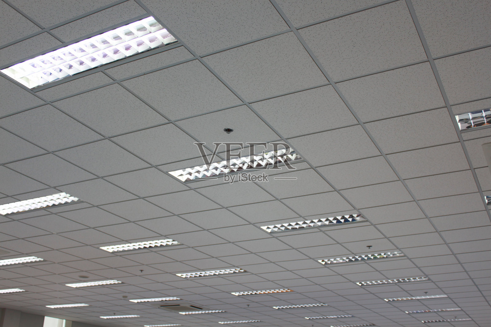 从下面看办公室天花板上的灯光照片摄影图片