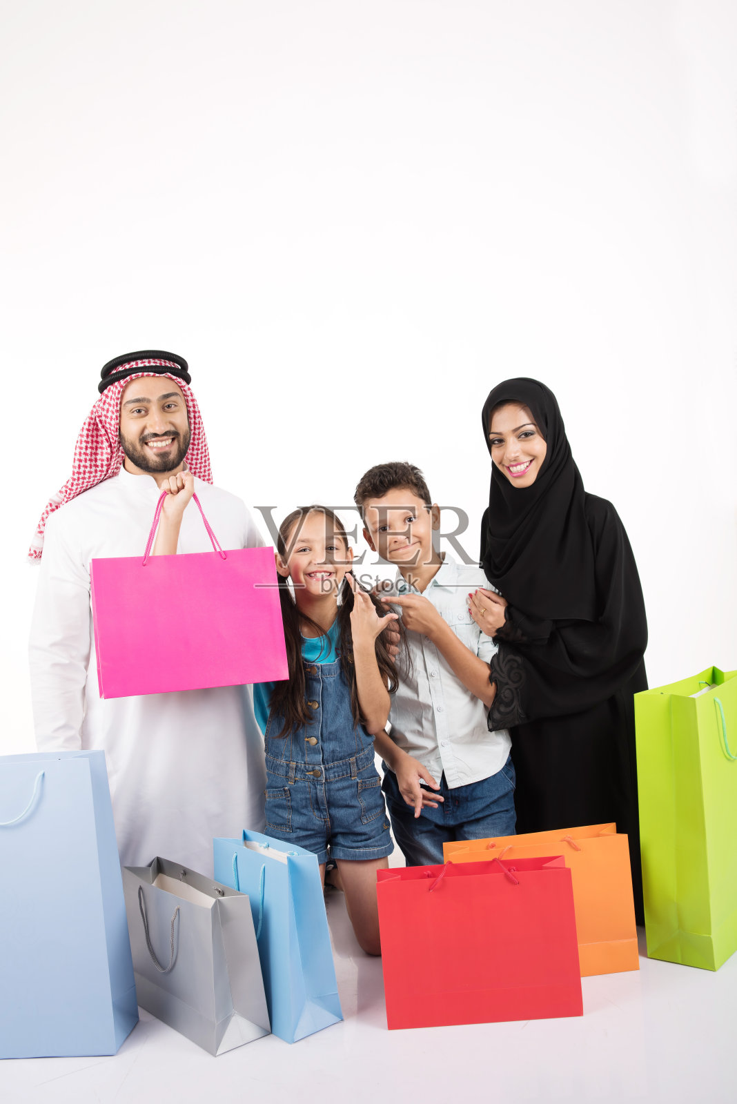 阿拉伯穆斯林家庭在购物后的传统服装设置在地板上照片摄影图片