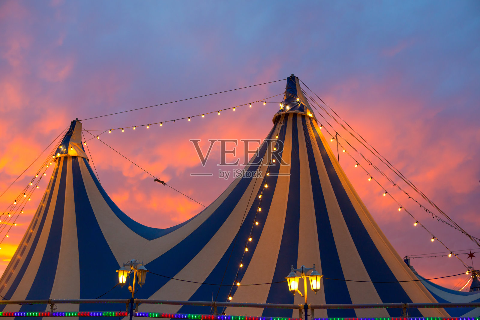 马戏团的帐篷在日落天空中戏剧性的五彩缤纷照片摄影图片