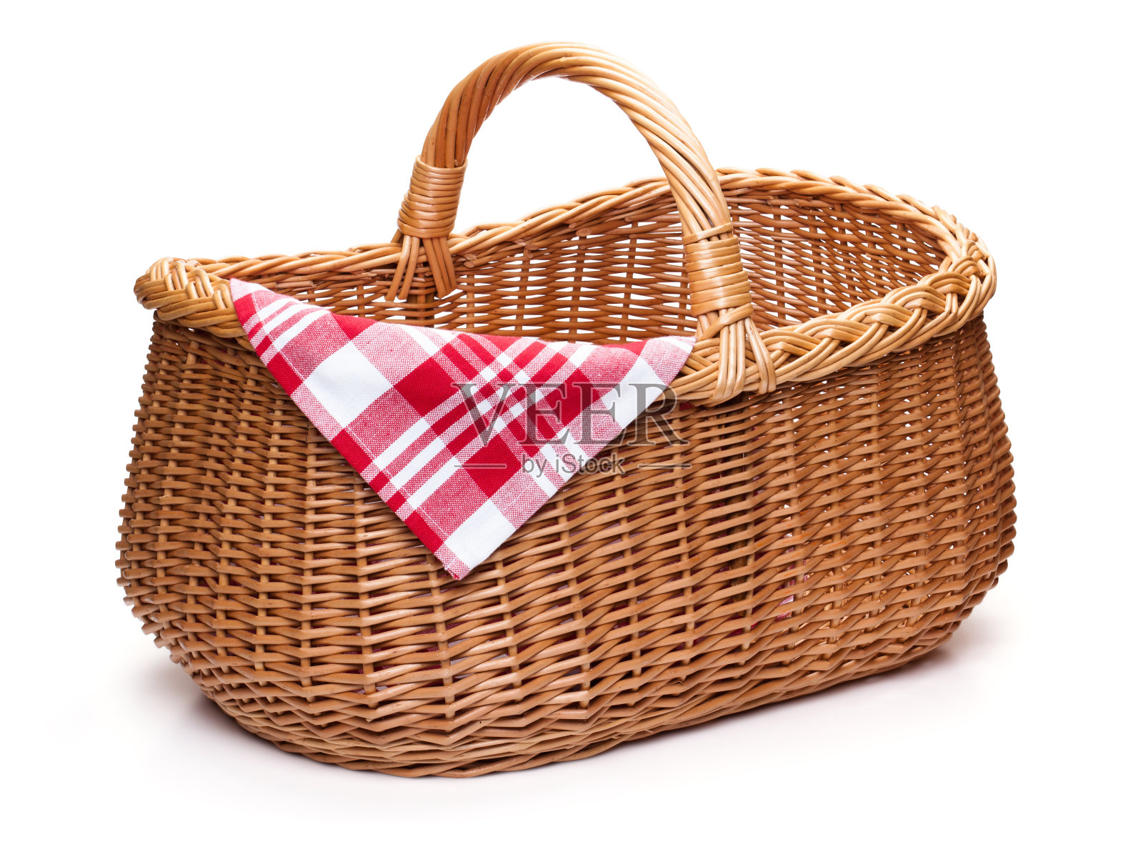 柳条野餐篮和红格子餐巾。照片摄影图片