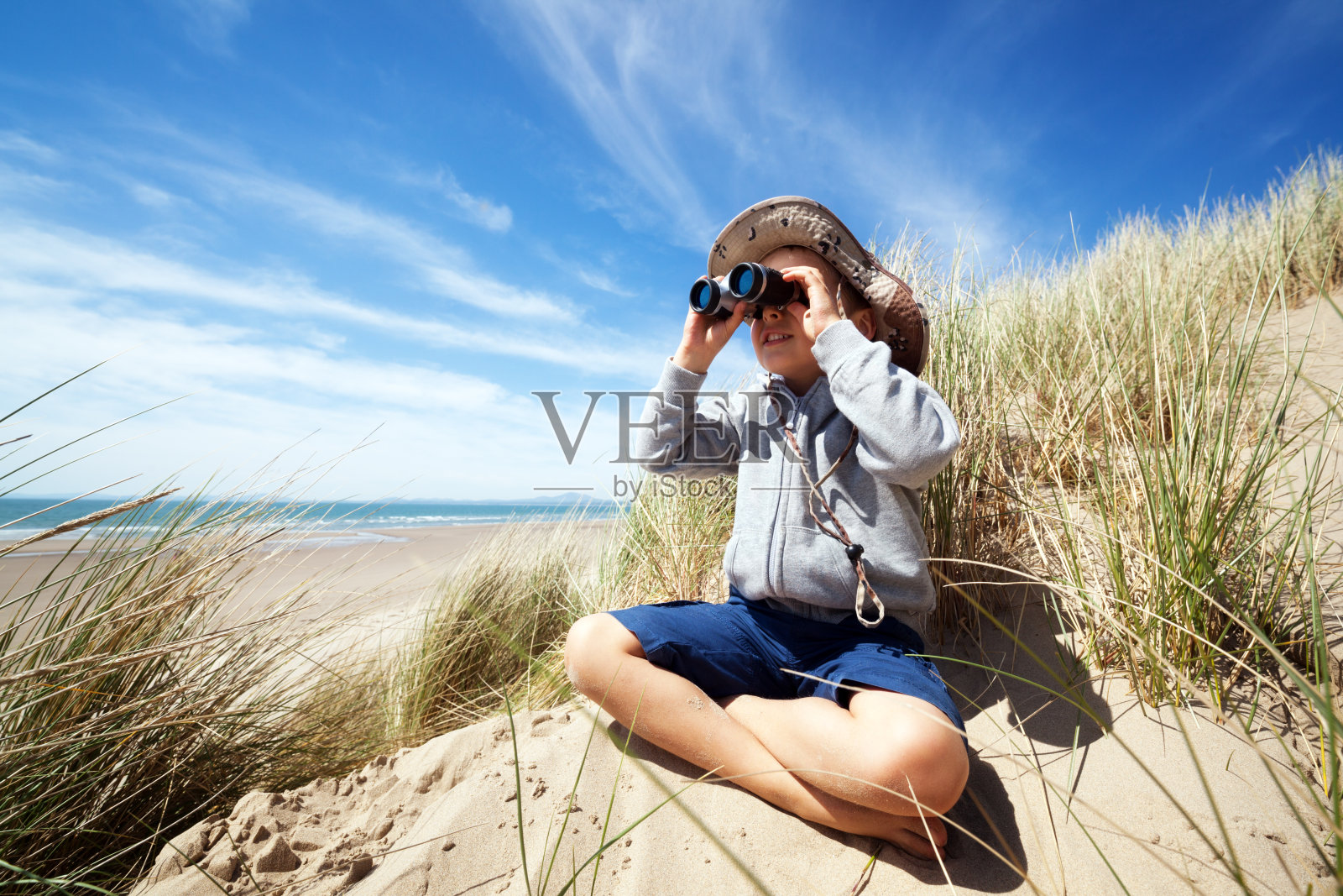 海滩上的孩子探险家照片摄影图片