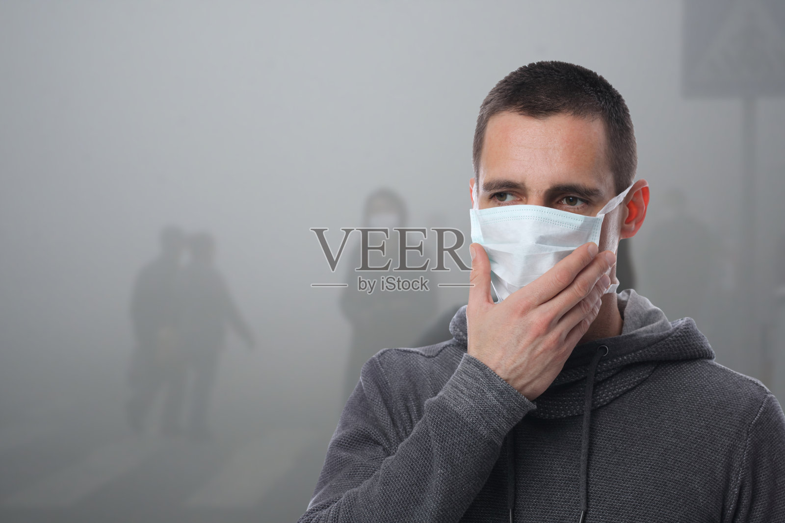 户外戴口罩的男子肖像。生态、空气污染、环保意识和病毒防护理念照片摄影图片