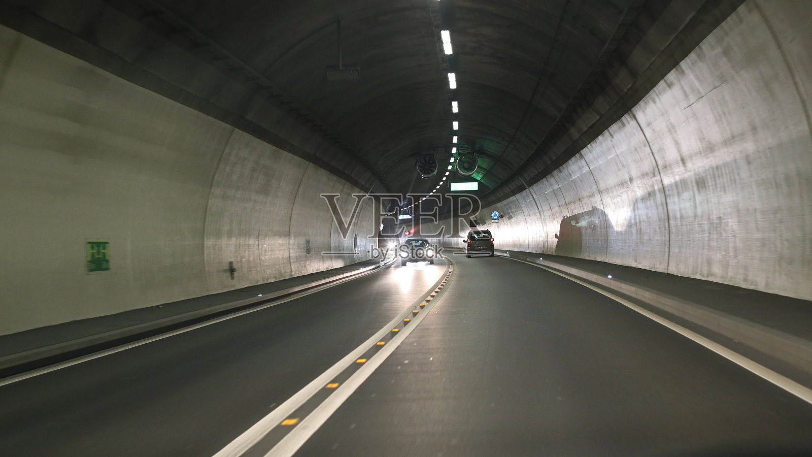 有汽车的公路隧道照片摄影图片