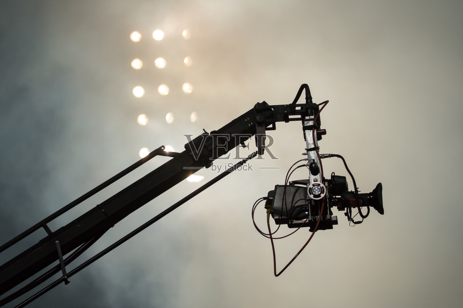 在足球比赛或音乐会期间，起重机上的电视摄像机照片摄影图片