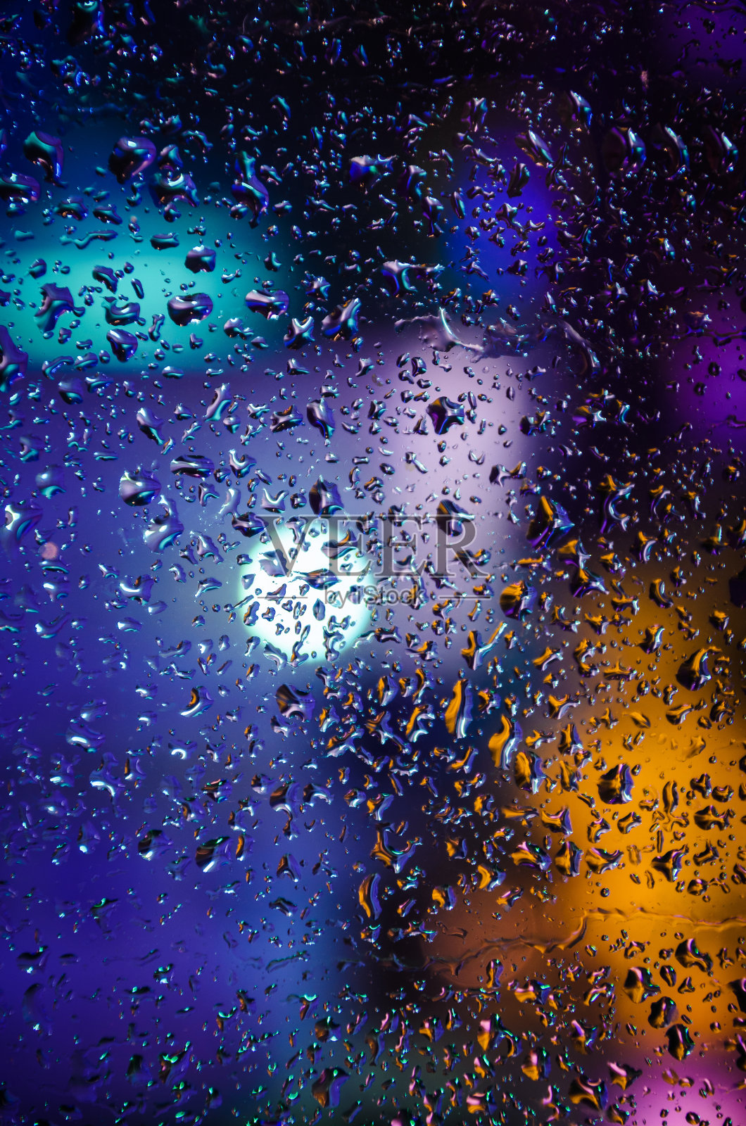 雨点落在窗户上，抽象的背景照片摄影图片