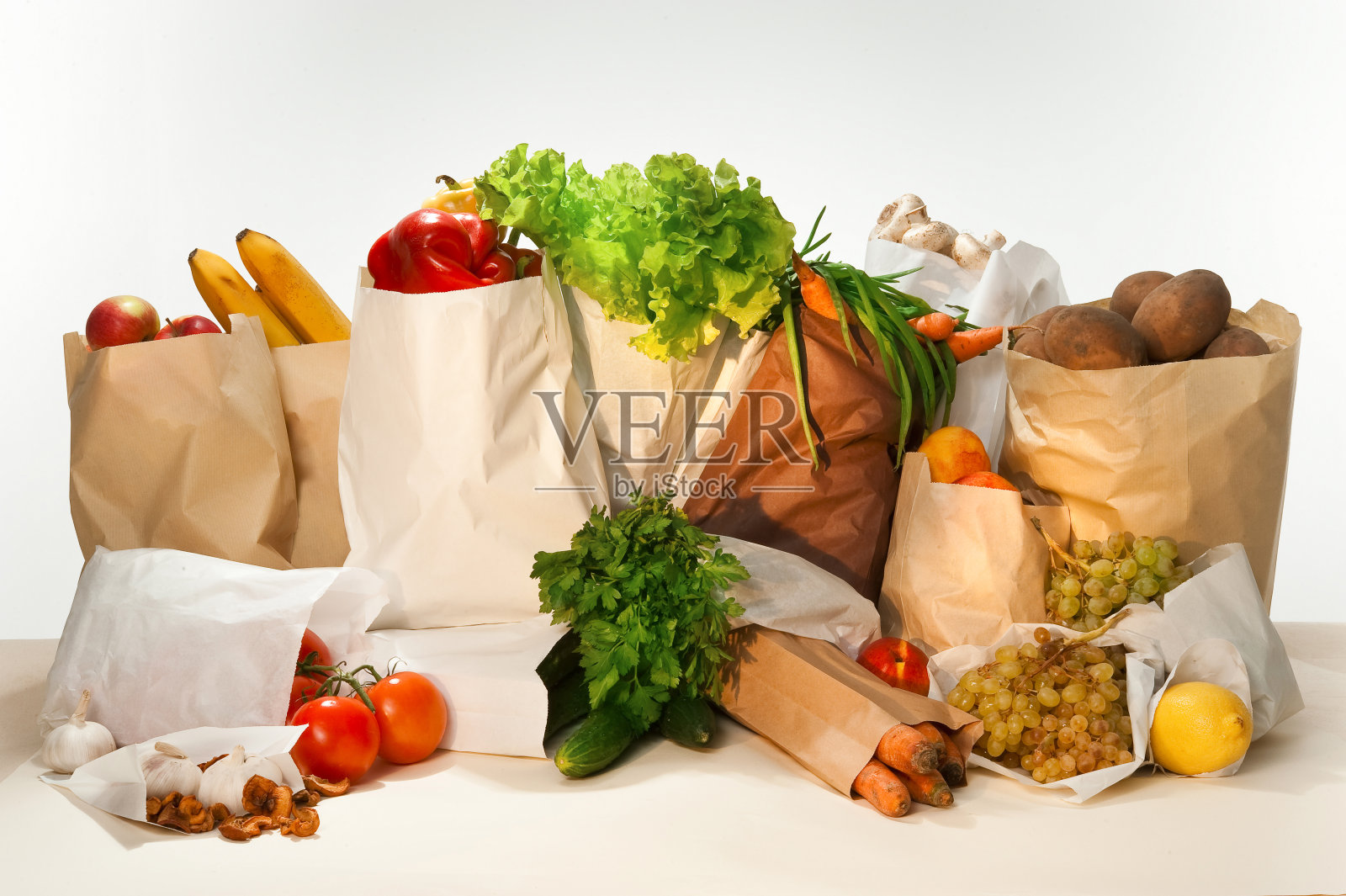健康饮食。纸袋装的新鲜蔬菜和水果。照片摄影图片