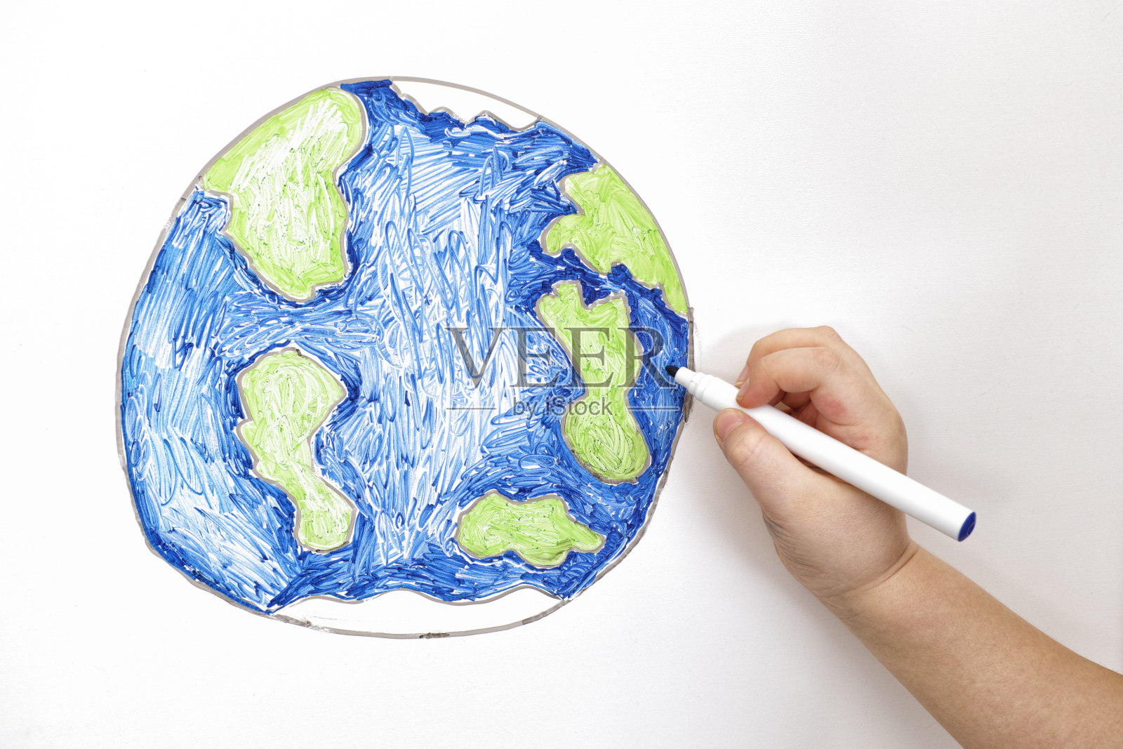 孩子的手画行星地球用记号笔插画图片素材