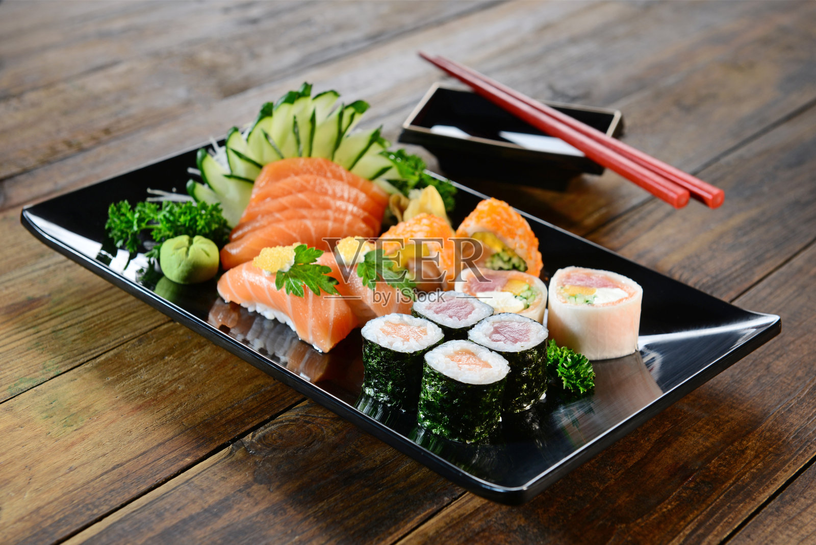 日本料理-寿司和生鱼片照片摄影图片