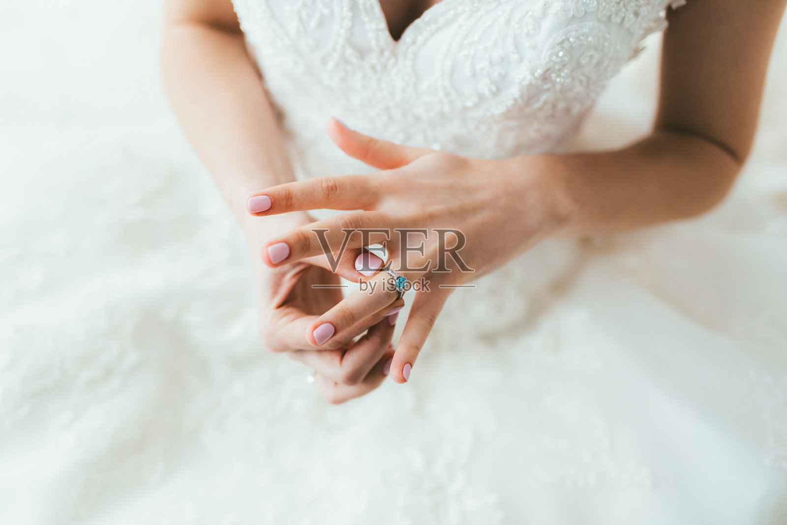 新娘手拿戒指。特写镜头照片摄影图片