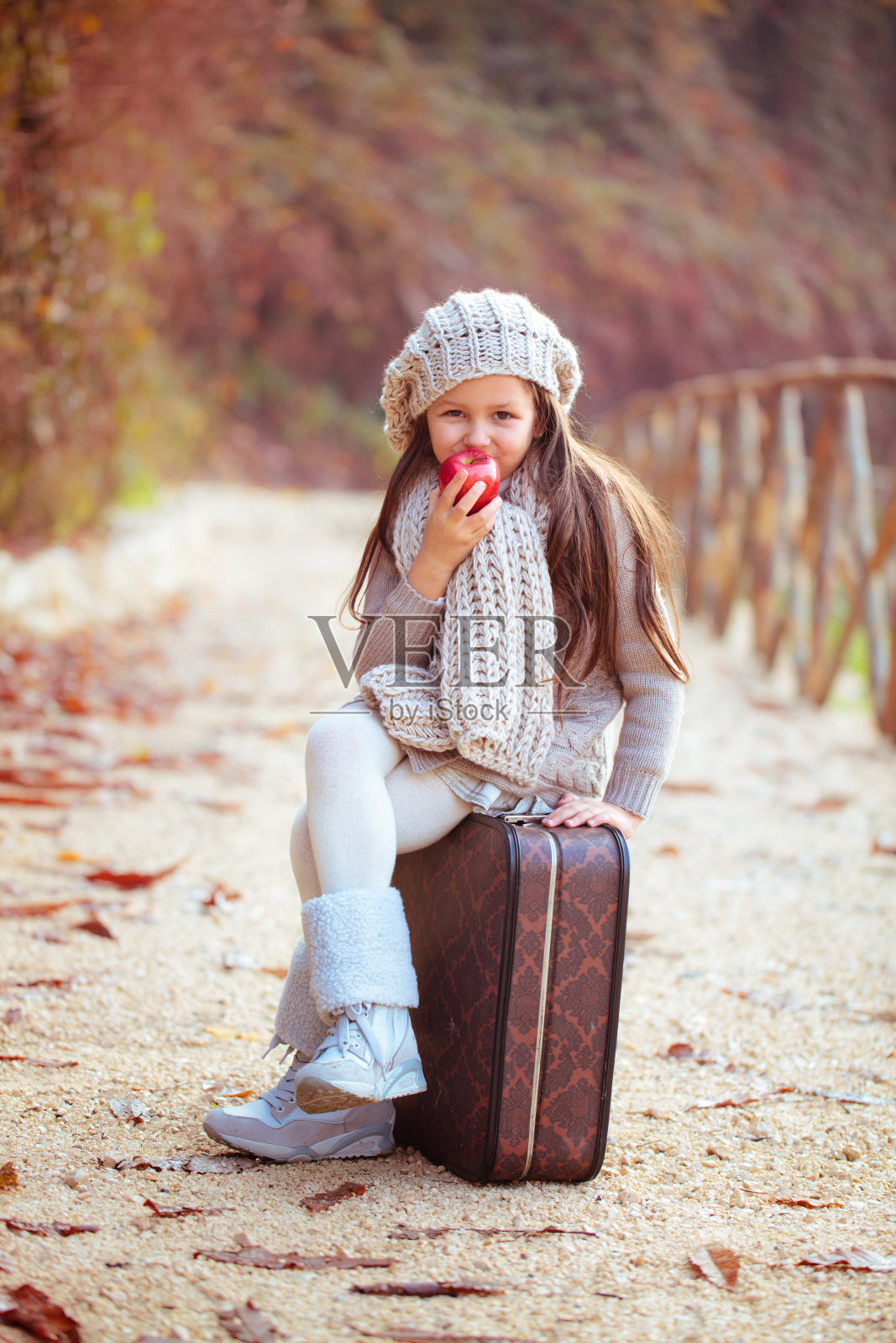 漂亮的女孩在吃苹果。照片摄影图片