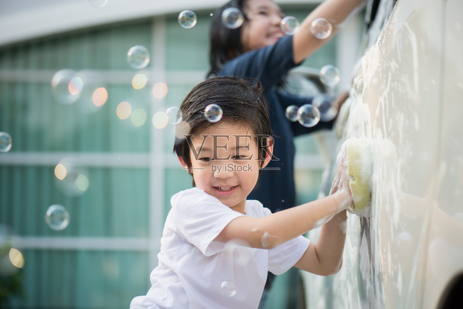 亚洲儿童洗车照片摄影图片
