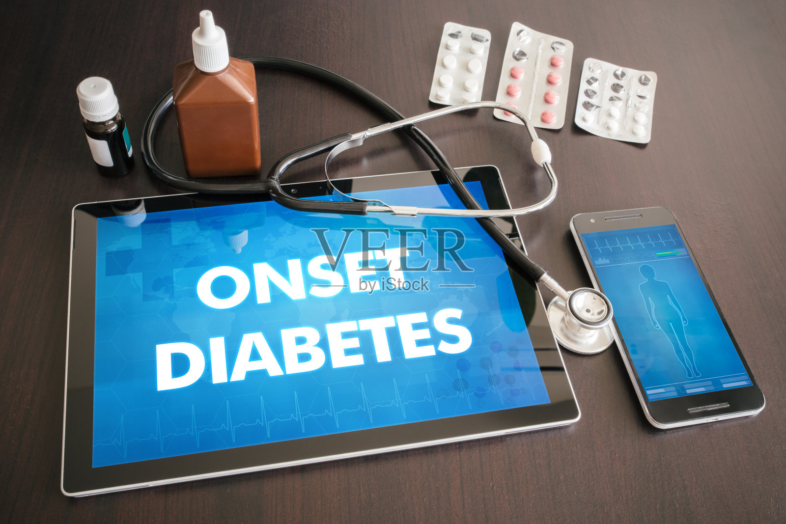 起病糖尿病(内分泌疾病)的诊断医学概念在平板屏幕与听诊器照片摄影图片