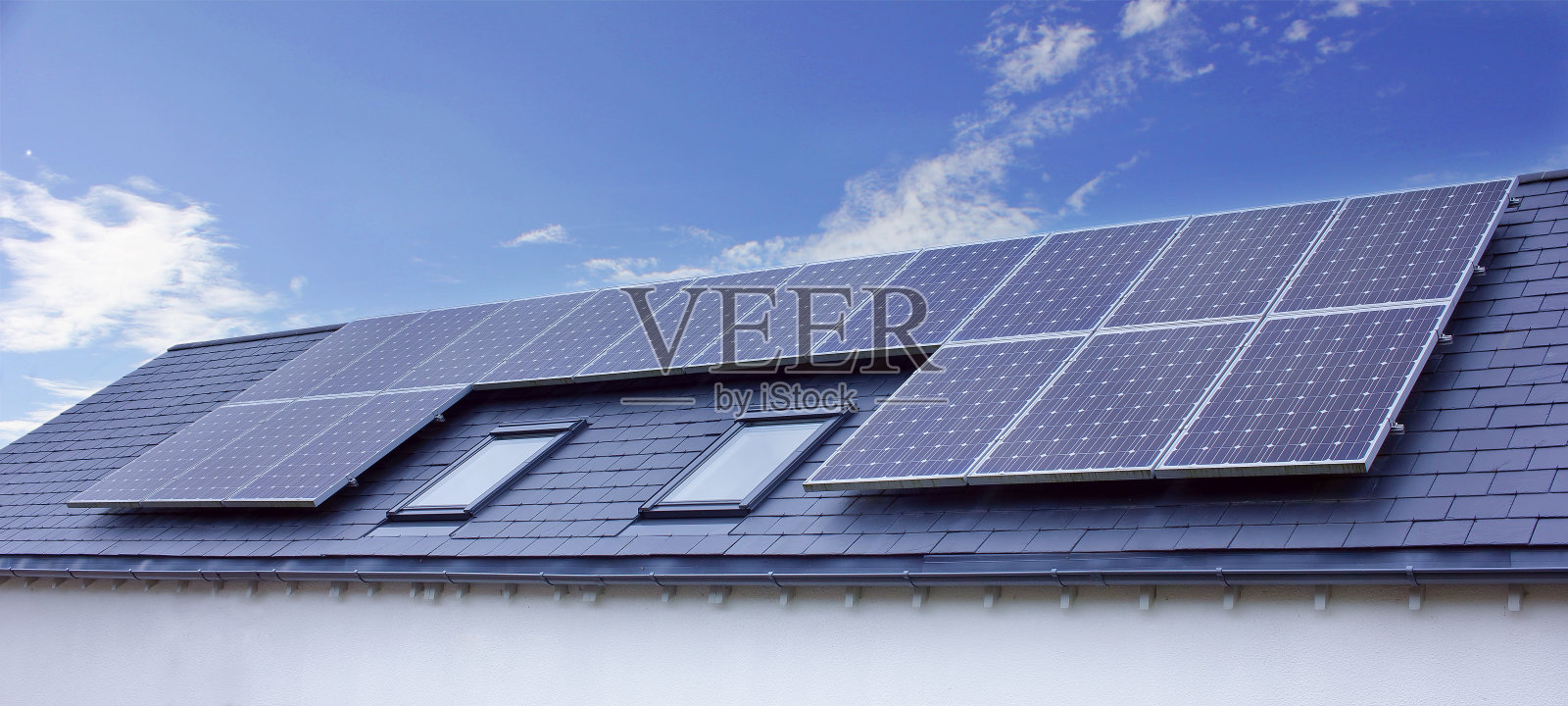 屋顶上的太阳能电池板。可持续发展可再生能源照片摄影图片