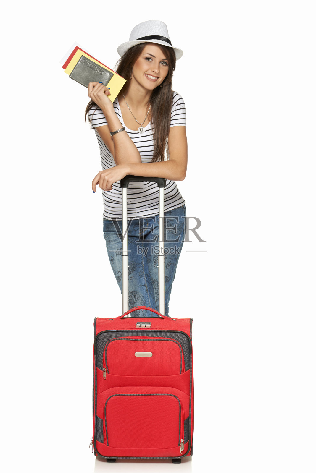 全身的年轻女性，带着旅行箱照片摄影图片