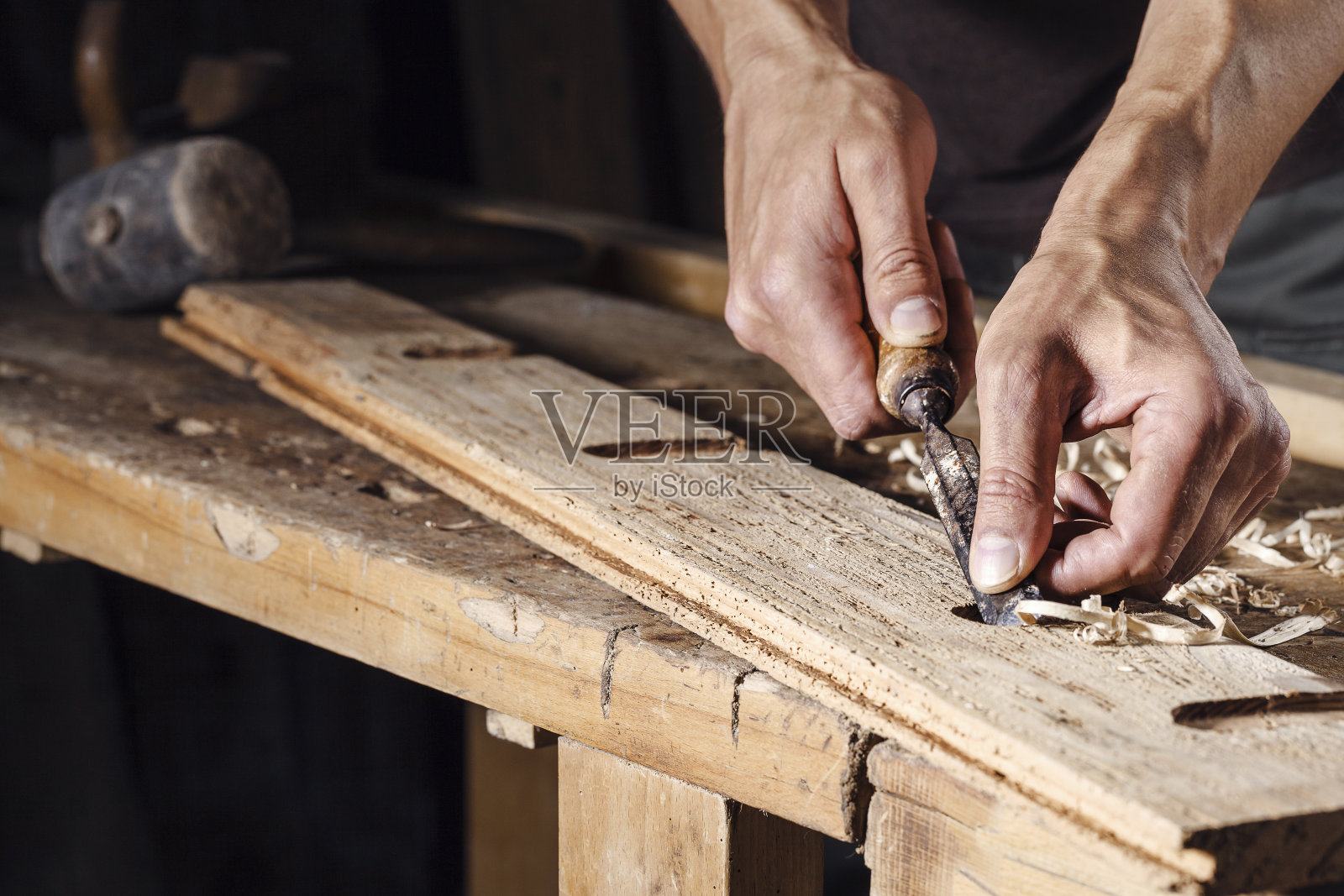 木匠用凿子和雕刻工具工作的手照片摄影图片