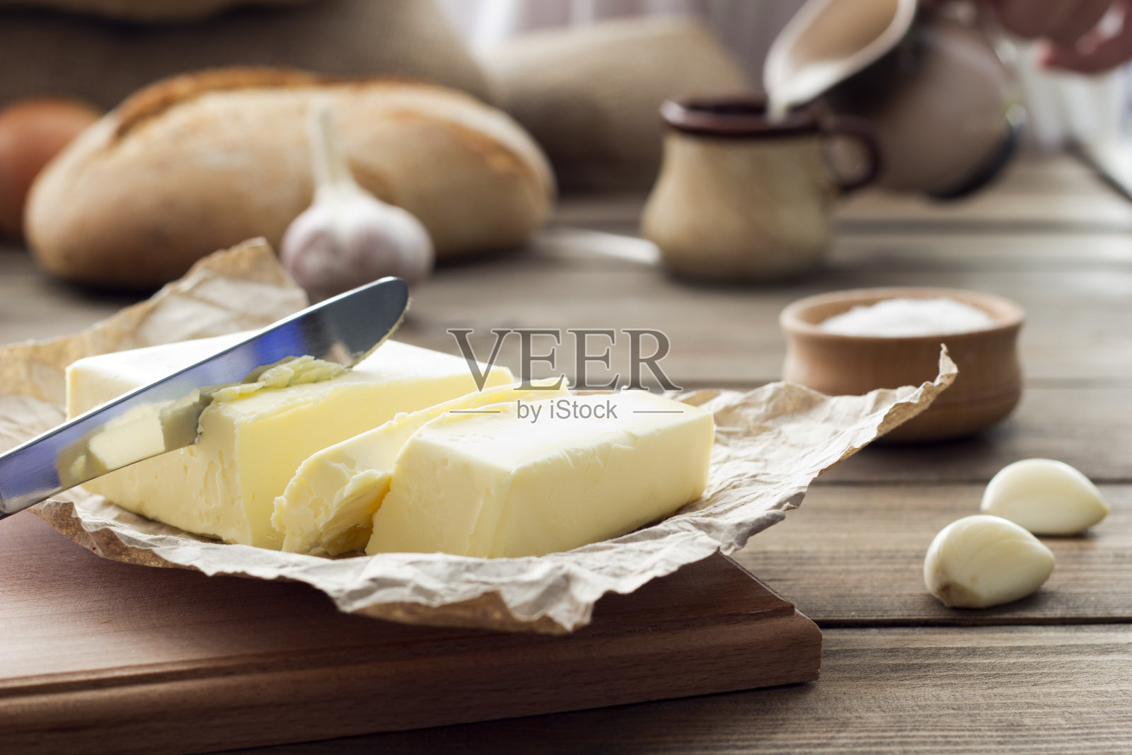 黄油刀，面包，大蒜和牛奶照片摄影图片