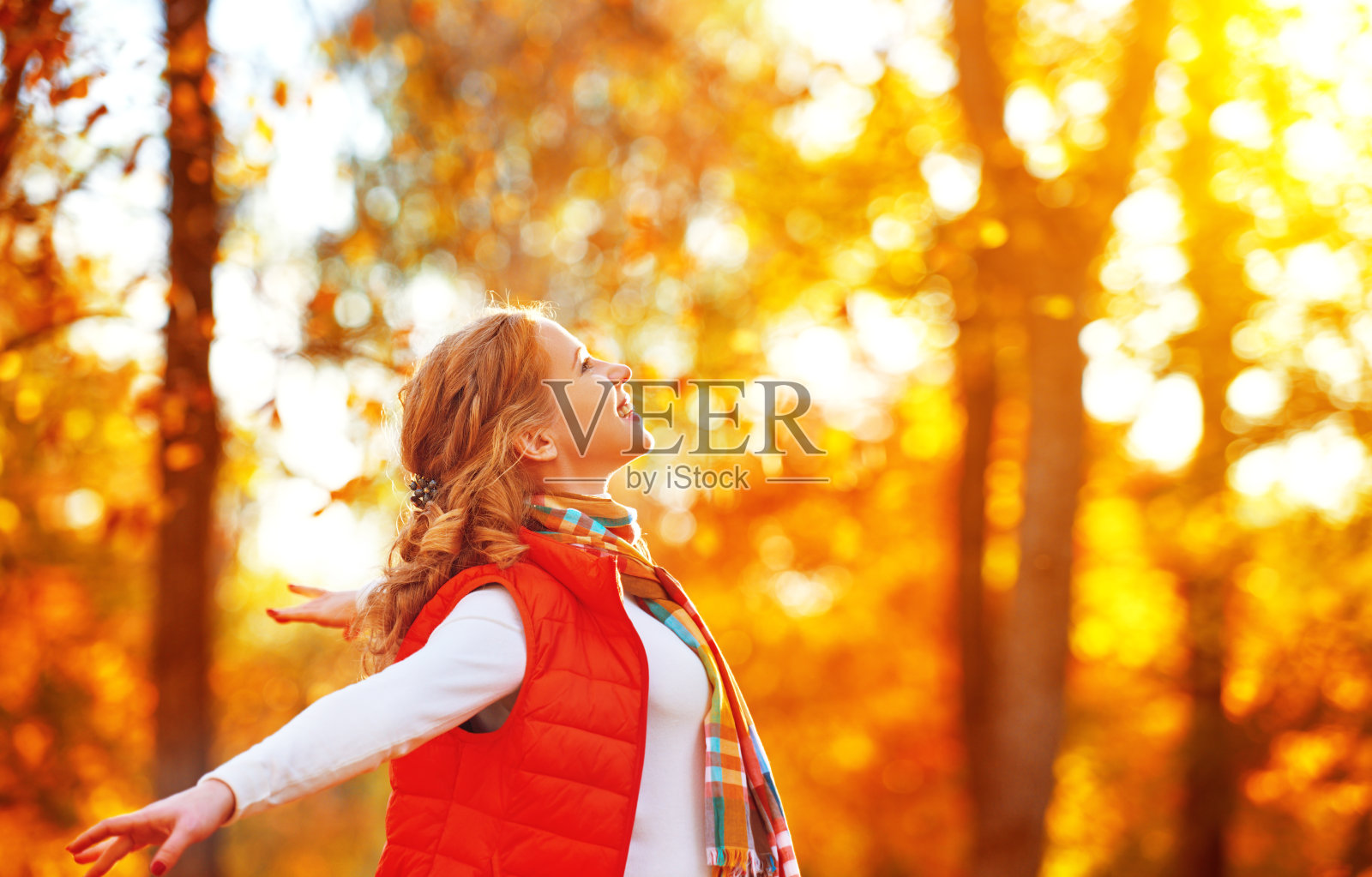 快乐的女孩在大自然的秋天里享受生活和自由照片摄影图片