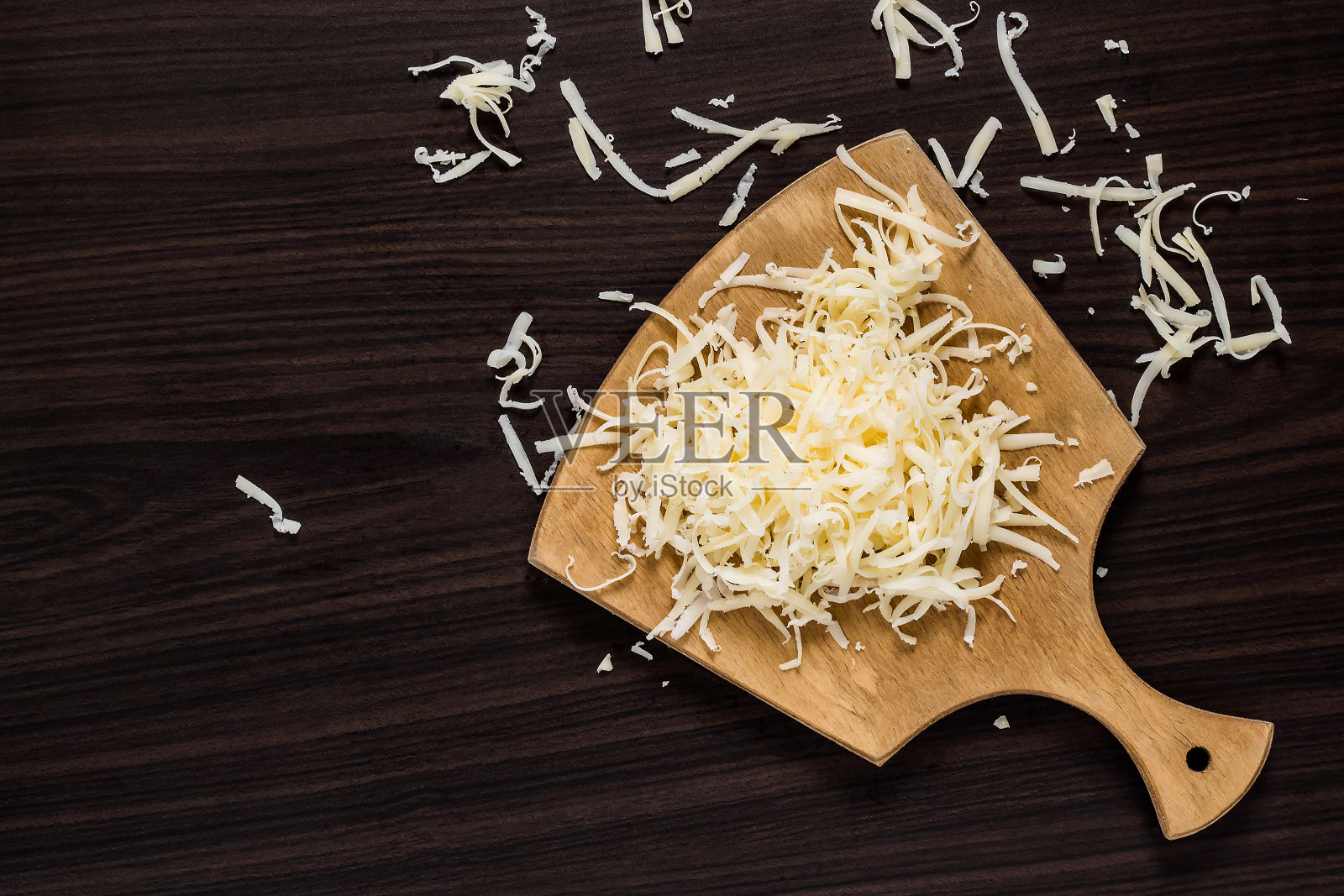 切菜板上磨碎的奶酪照片摄影图片