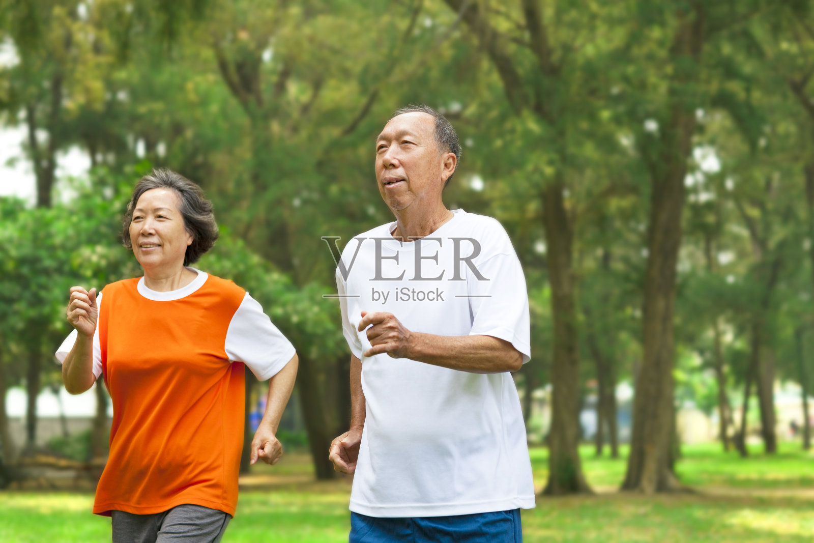 快乐的老年夫妻一起跑步照片摄影图片