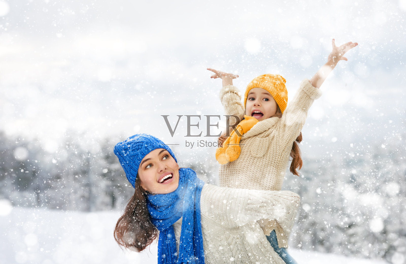 母亲和女孩在冬天散步照片摄影图片