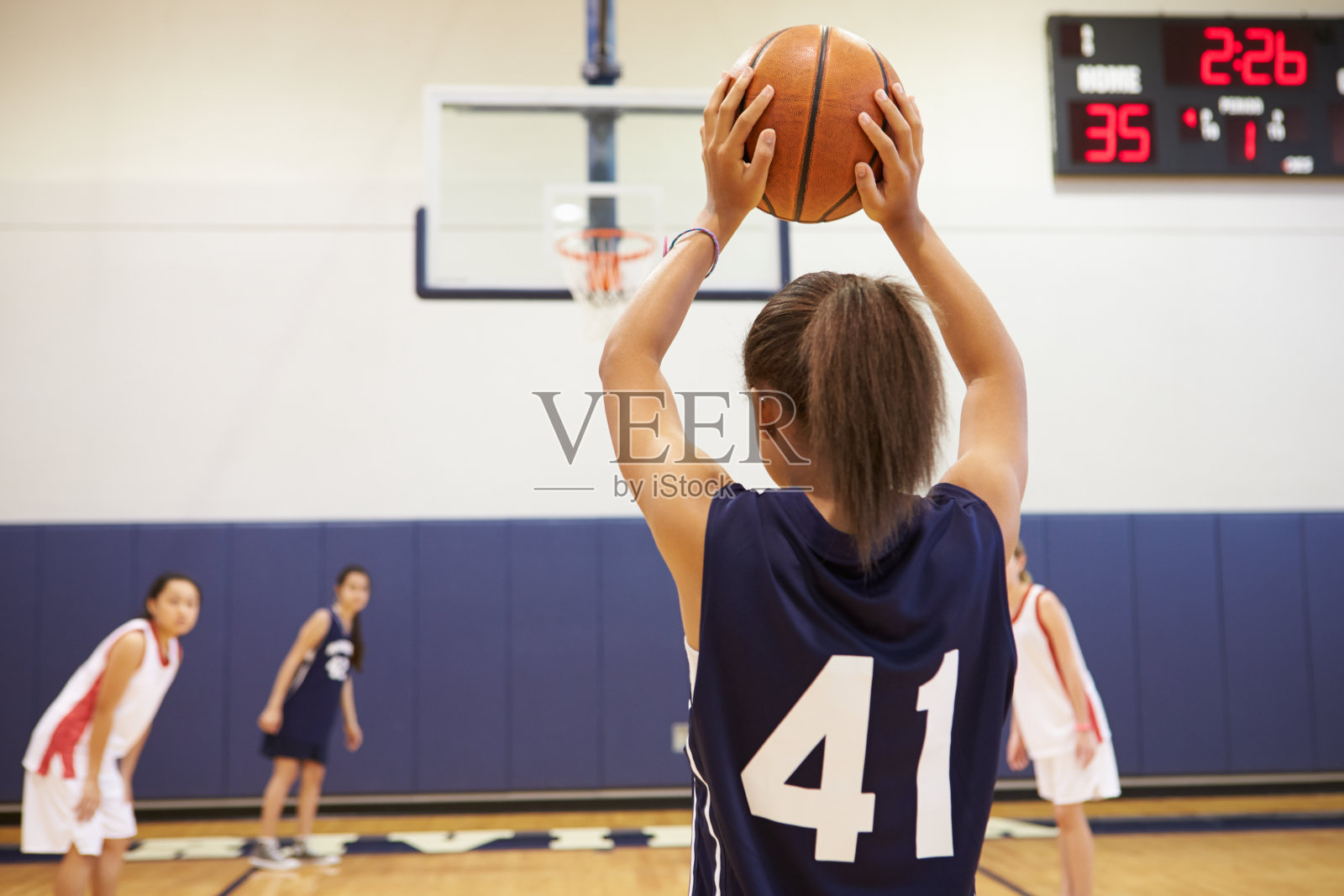 女子高中篮球运动员投篮照片摄影图片