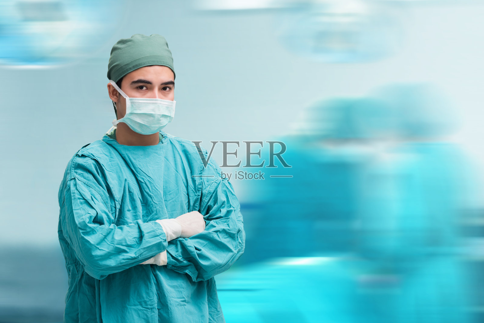 男性外科医生在手术室戴外科手术手套表情专注医疗健康素材设计