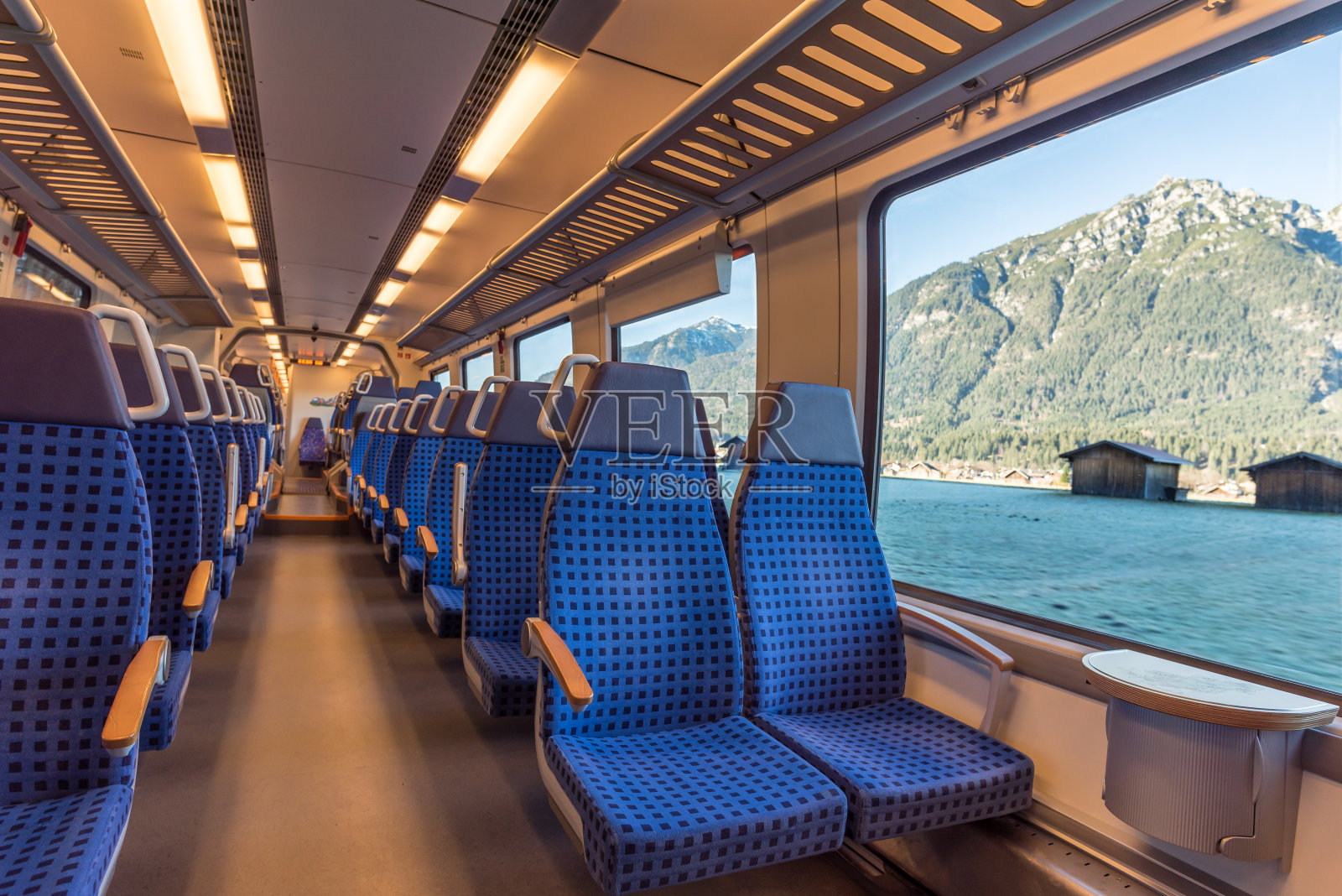 火车座椅和窗外的山景照片摄影图片