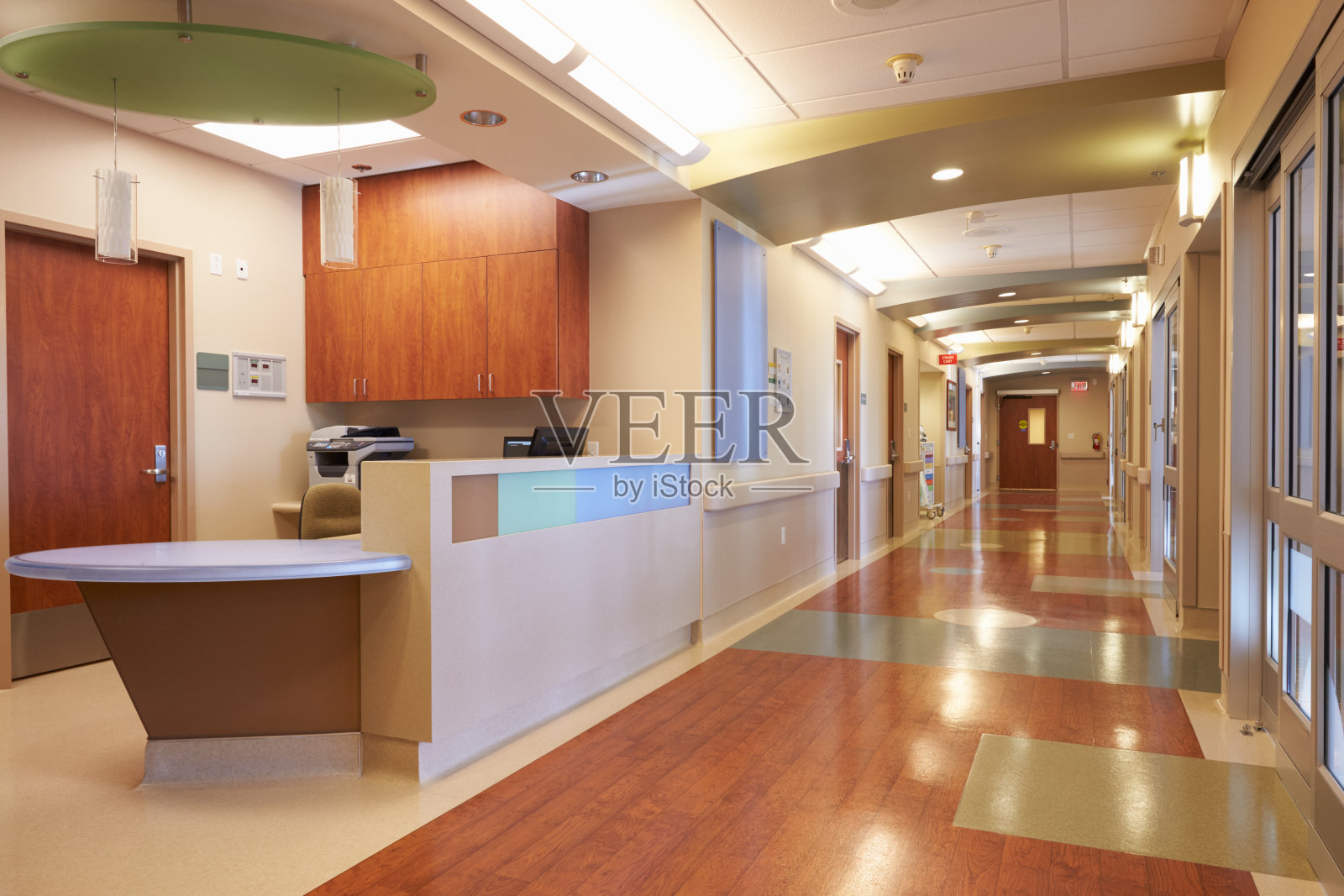 现代医院的空护士站和走廊照片摄影图片