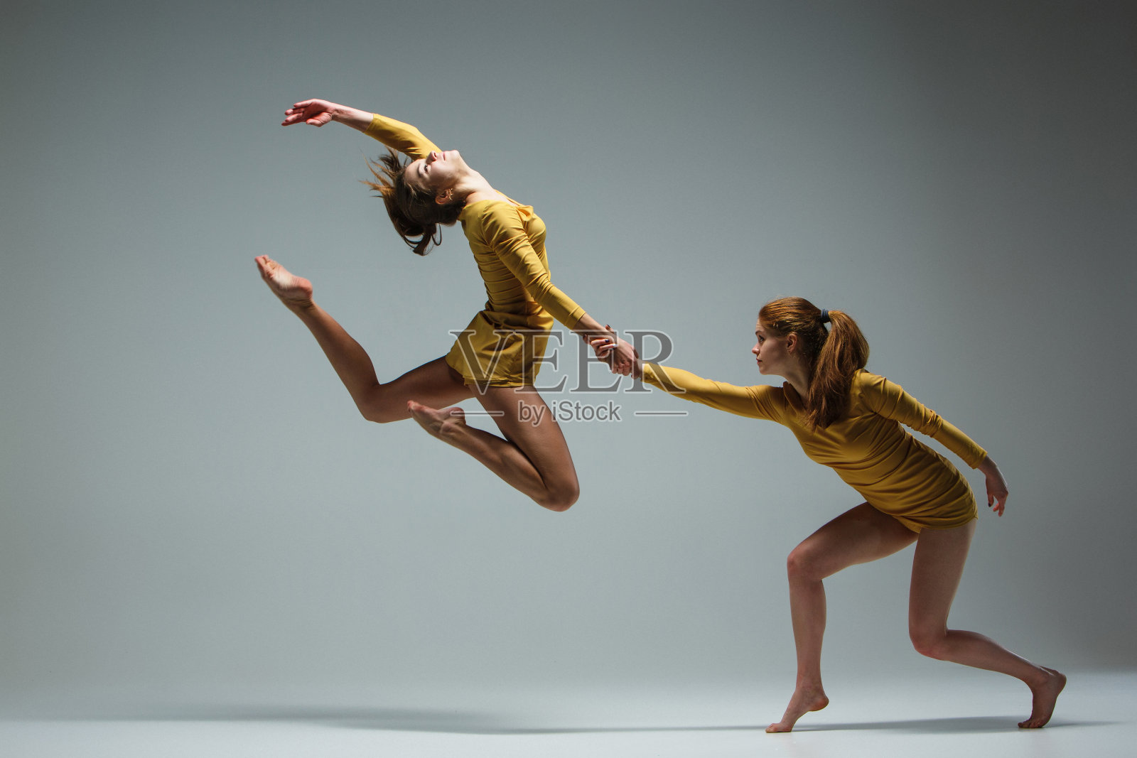 两位现代芭蕾舞者照片摄影图片