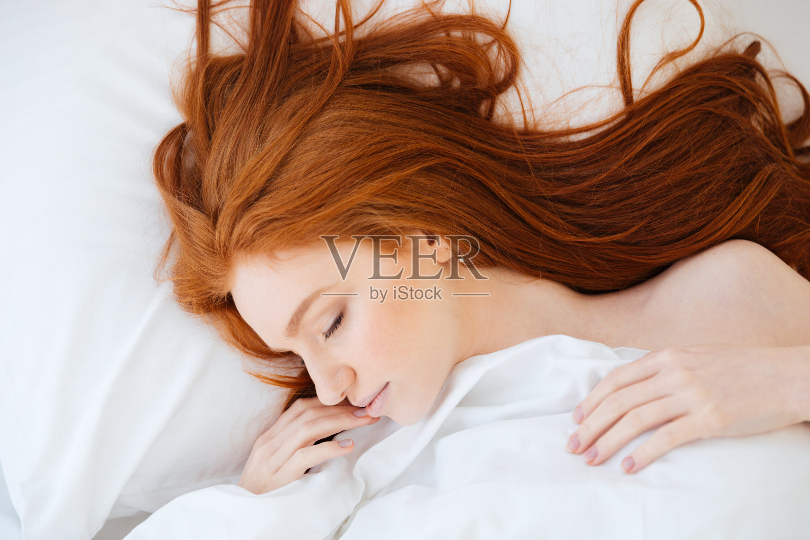 红头发的温柔女人睡在床上照片摄影图片
