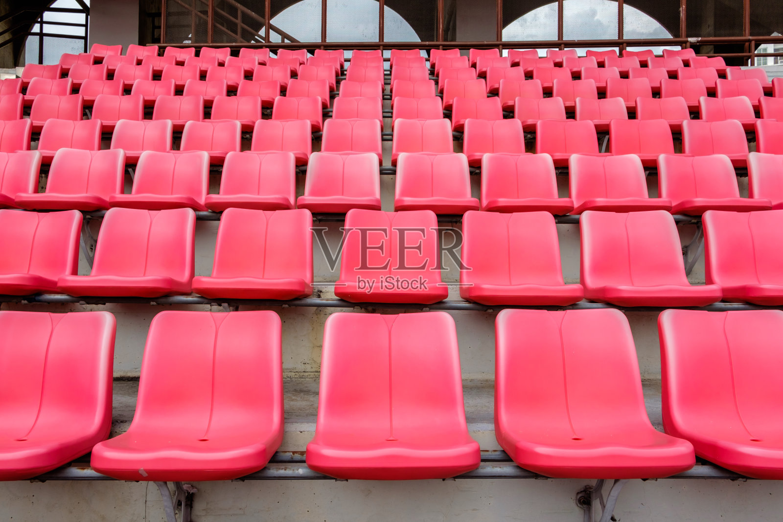 足球场的红色座位照片摄影图片