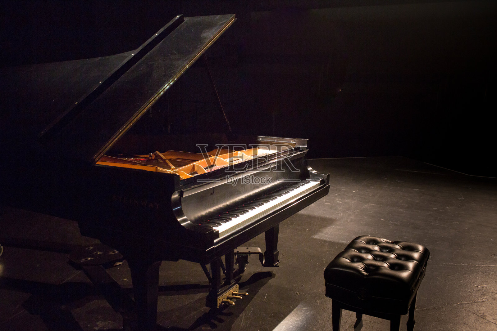 钢琴比赛音乐会舞台表演照片摄影图片