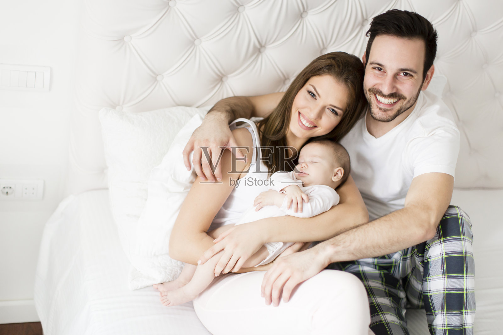 有新生儿的幸福家庭照片摄影图片