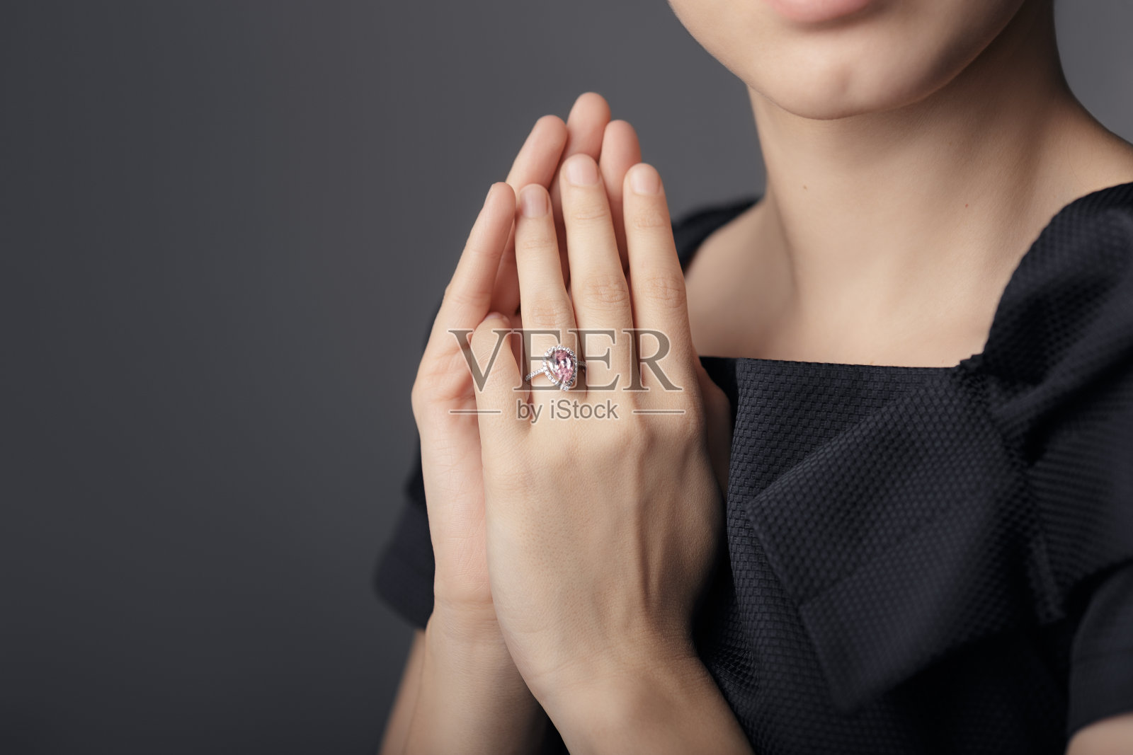 一个女性手模型上的戒指的近距离细节照片摄影图片