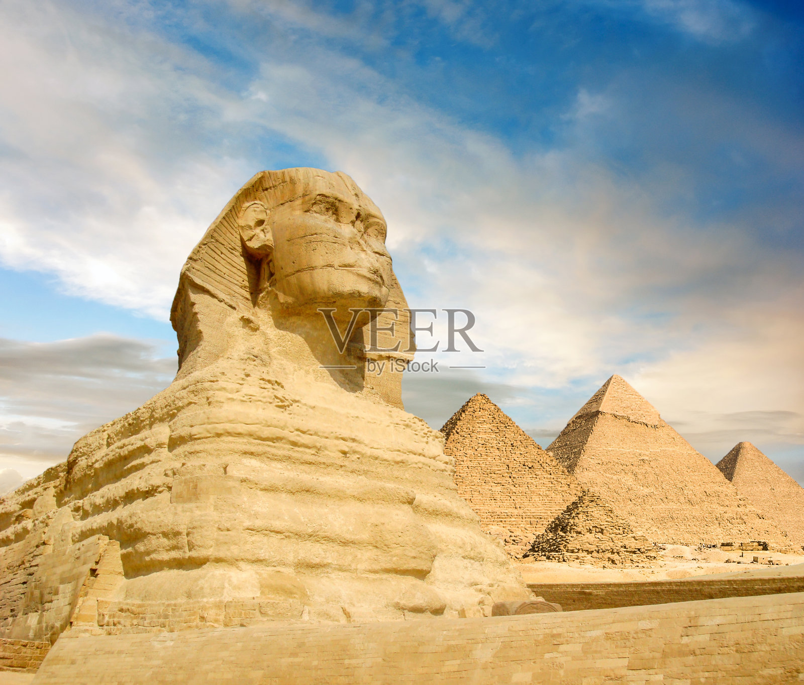 著名的狮身人面像和吉萨山谷的大金字塔照片摄影图片