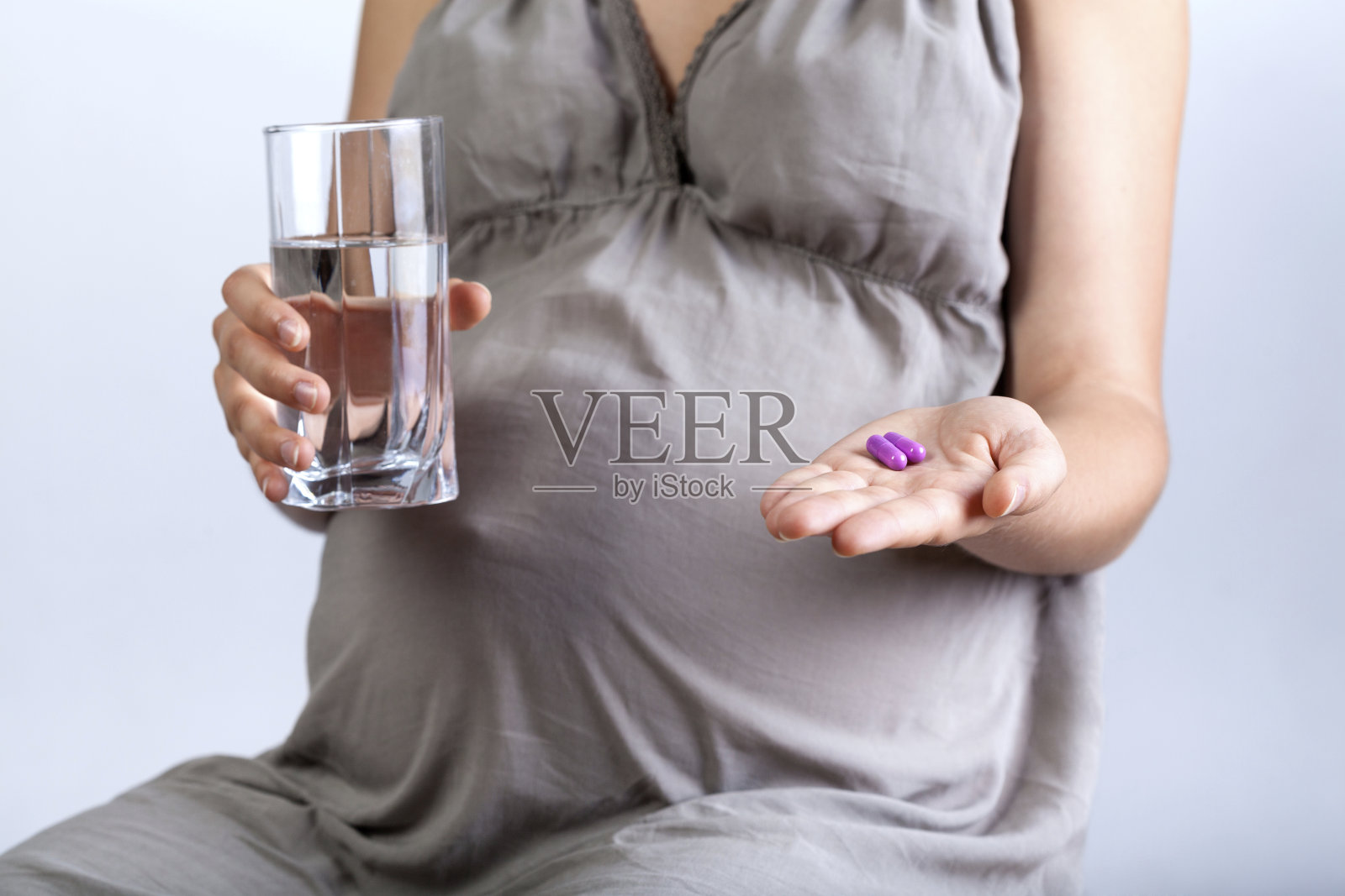 服用药物的孕妇照片摄影图片