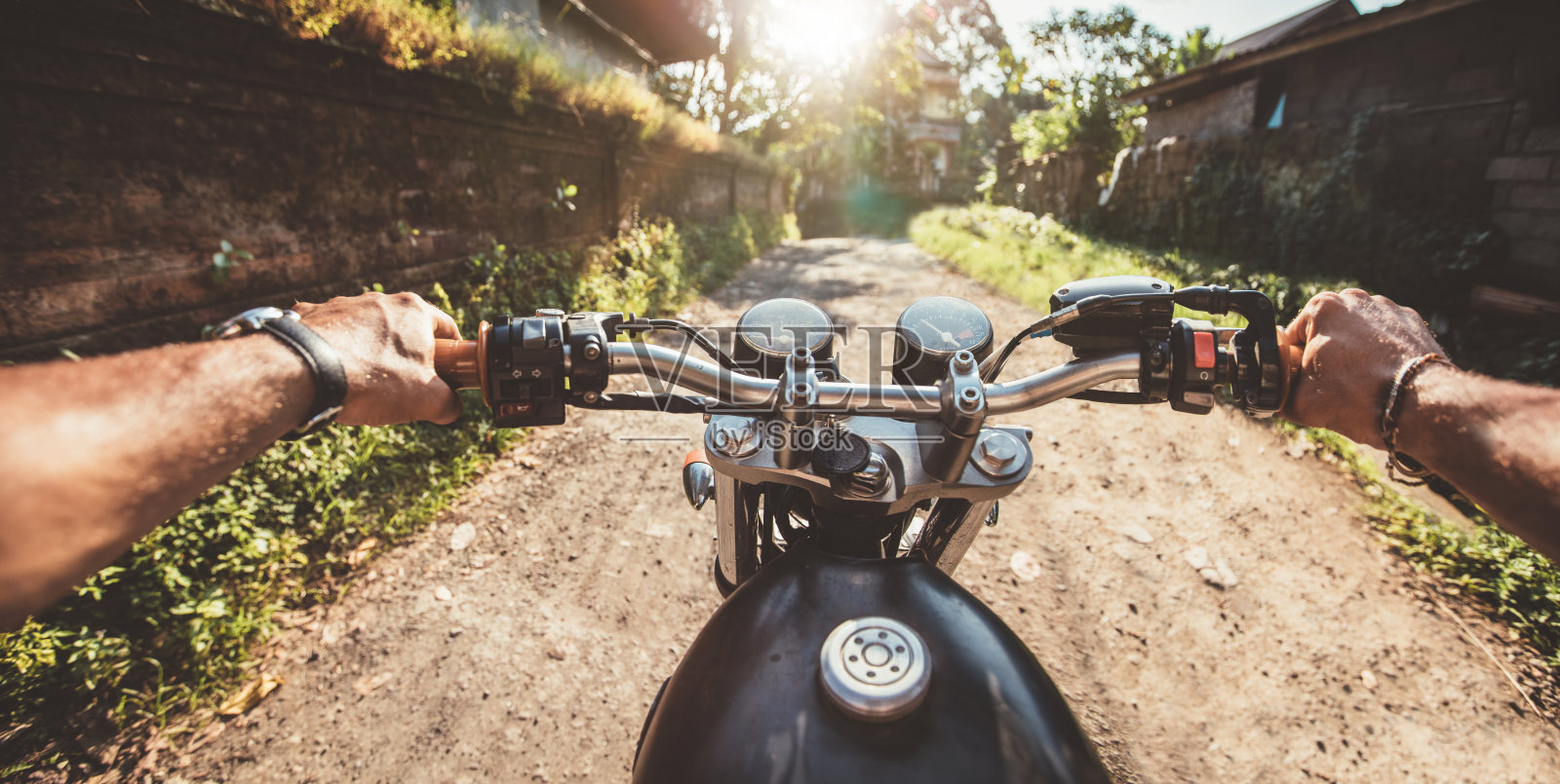 骑摩托车的人在乡村公路上照片摄影图片