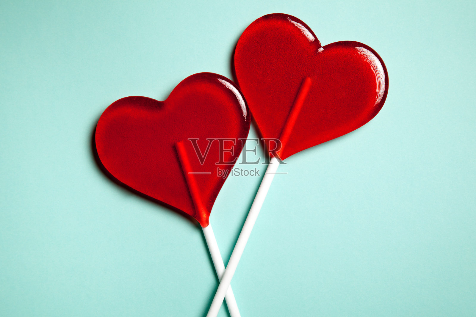 两个棒棒糖。红色的心。糖果。爱的概念。情人节。照片摄影图片