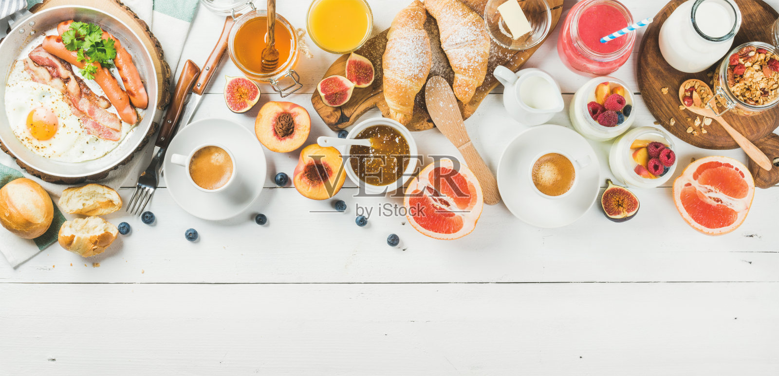 早餐零食和饮料设置在白色的木制背景照片摄影图片