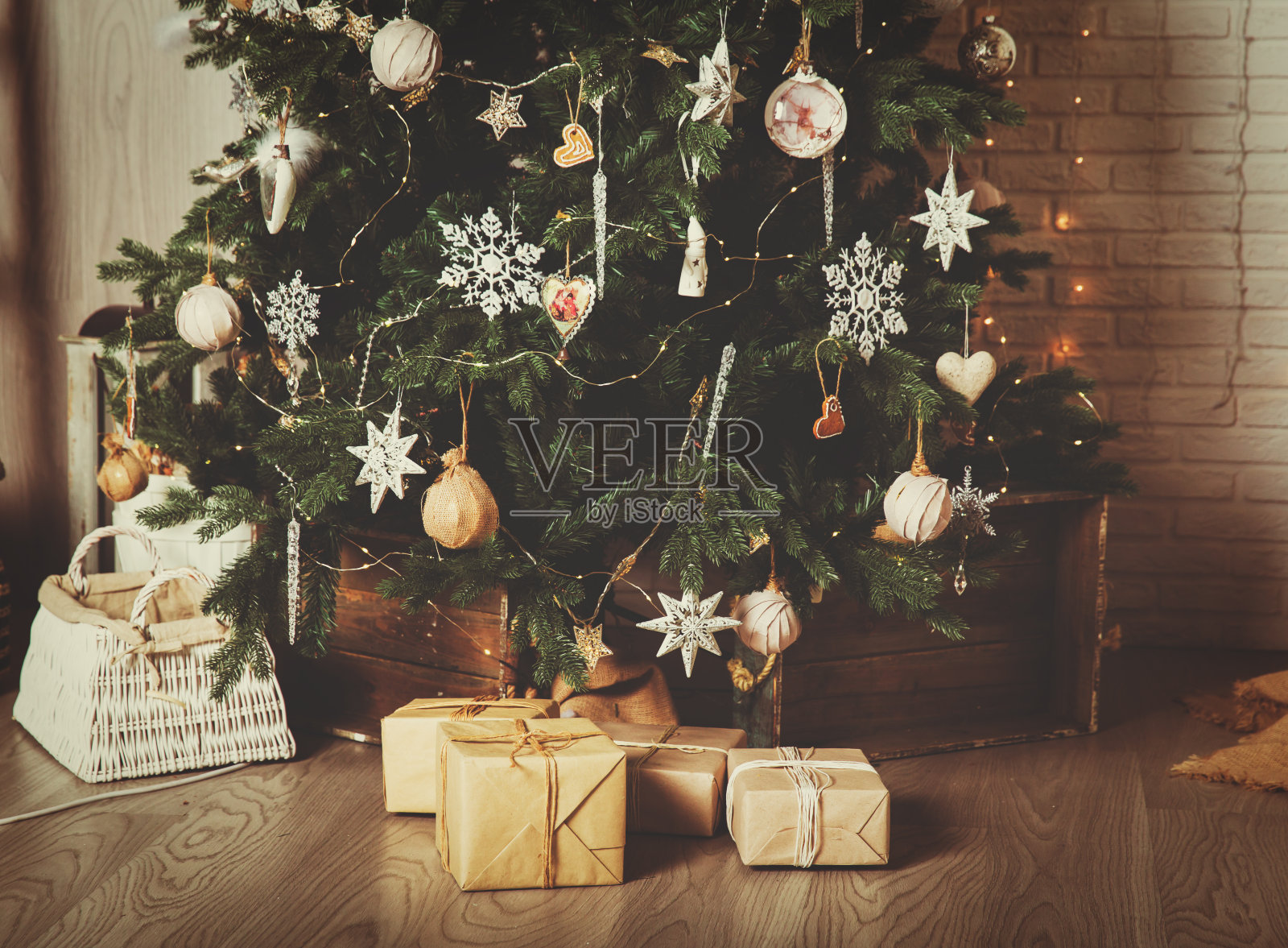 圣诞树和礼物装饰客厅照片摄影图片