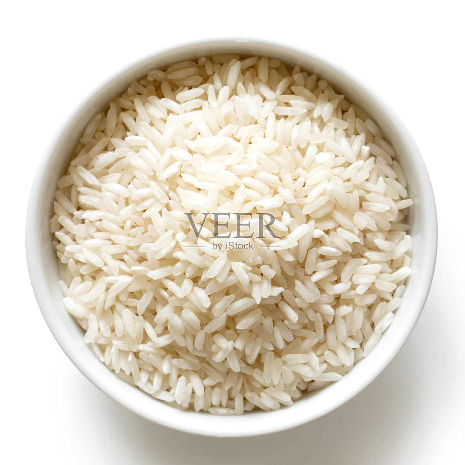 一碗长粒白米，孤立在白米上。照片摄影图片