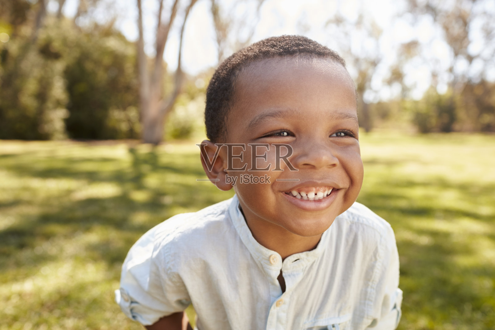 户外头和肩膀的年轻男孩在公园照片摄影图片
