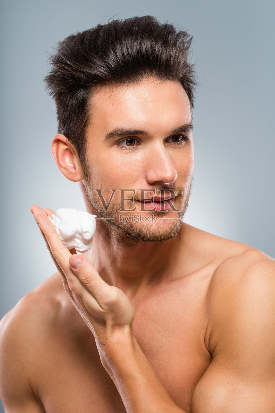 手持剃须膏的男子照片摄影图片