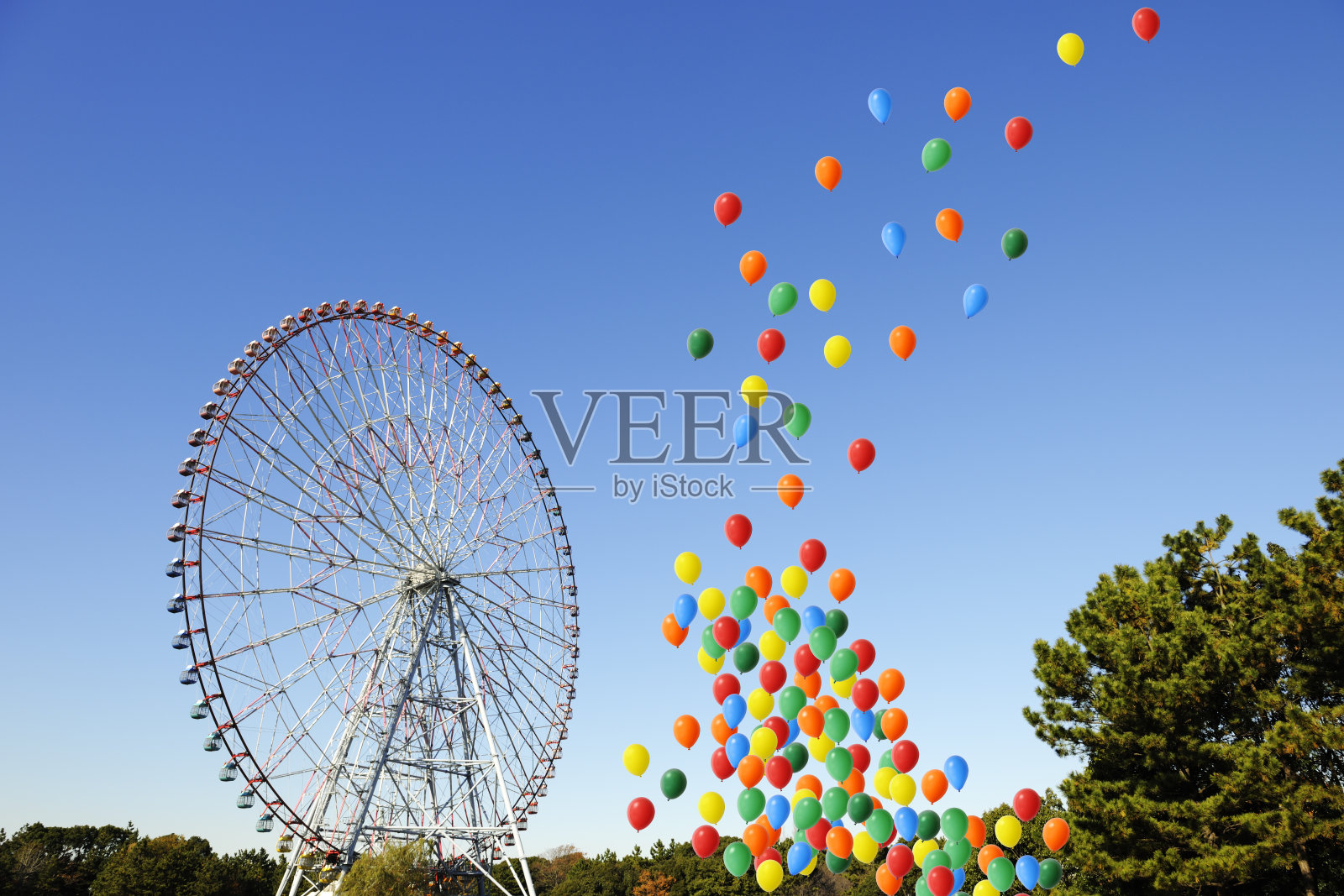 摩天轮和彩色气球在晴朗的天空中移动照片摄影图片
