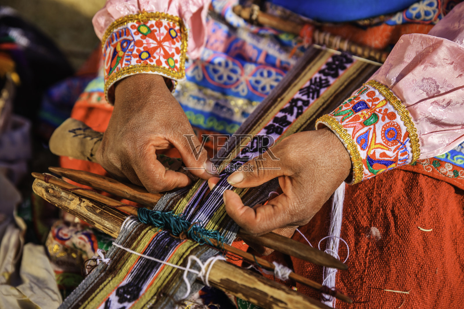在秘鲁科尔卡峡谷附近编织的秘鲁妇女照片摄影图片