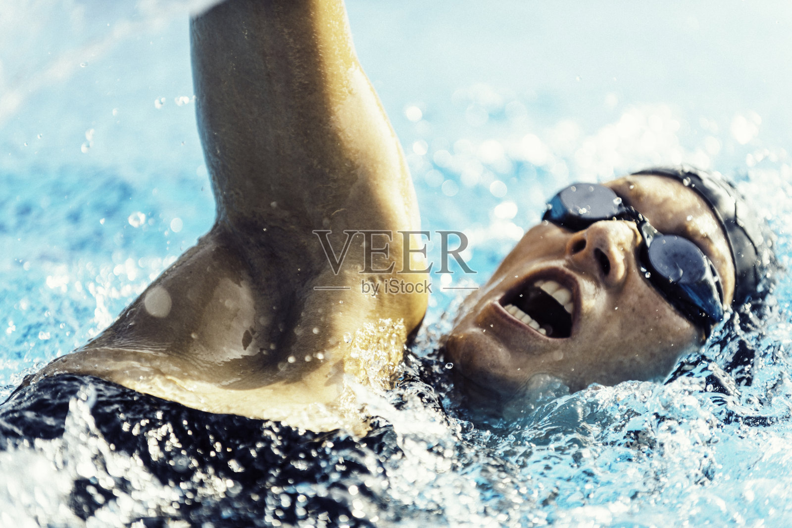 自由式游泳选手照片摄影图片