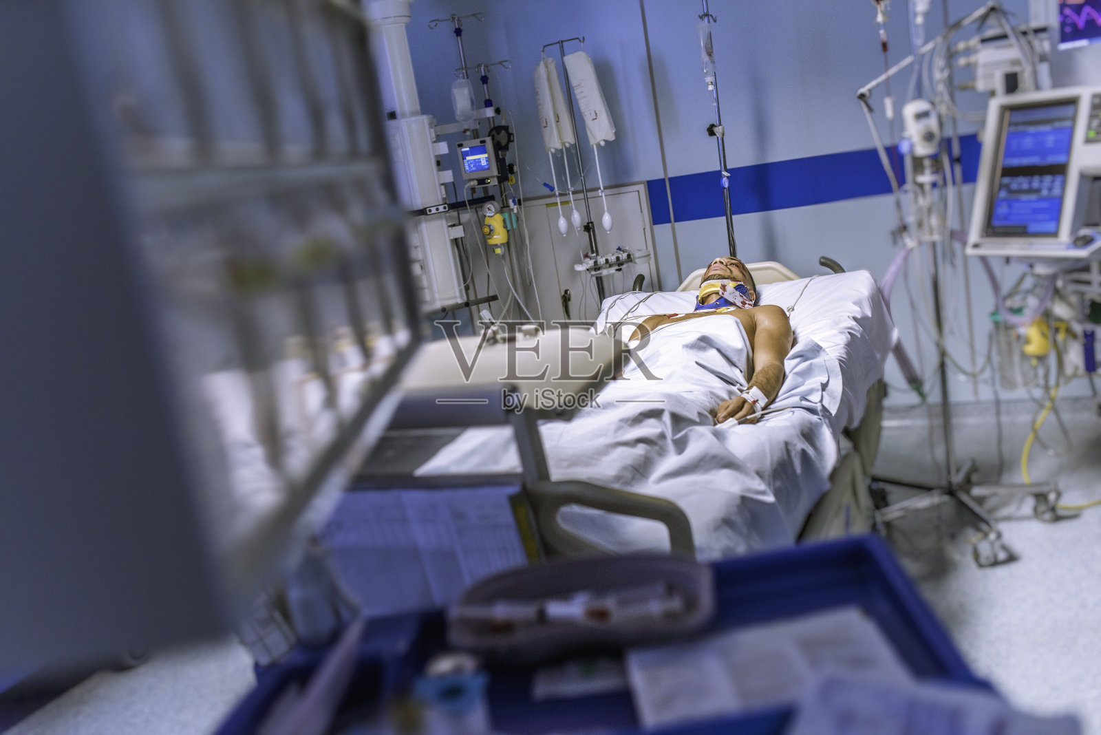 躺在医院的病床上的男孩病人戴着氧气面罩医疗健康素材