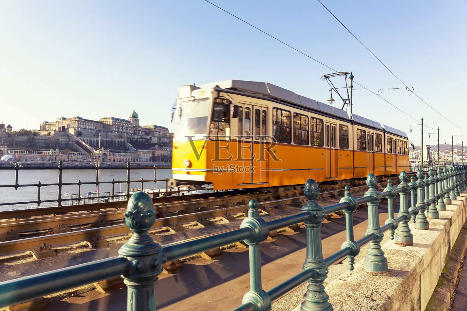 布达佩斯多瑙河上典型的黄色电车照片摄影图片